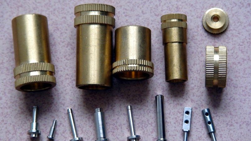 在选购家用汽修工具套装时，以下几方面需要注意：